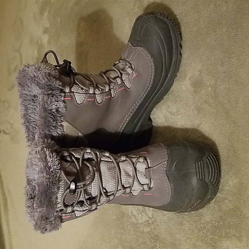 Columbia size 3 kids snow boots. Purple, fuchsia & gray. Gently loved.